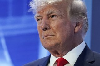 Même en cade de victoire à l'élection présidentielle en 2024, s'il est condamné, Donald Trump ne pourra ni se gracier lui-même ni obtenir l'abandon des poursuites.